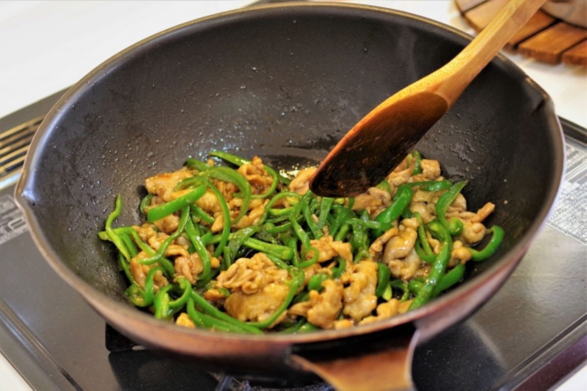 ▲青椒炒肉絲就是一道餐桌上常見的美食，就有女網友分享一招口感更好，大讚「便宜的菜也能炒出餐廳的水準！」（示意圖／翻攝photoAC）