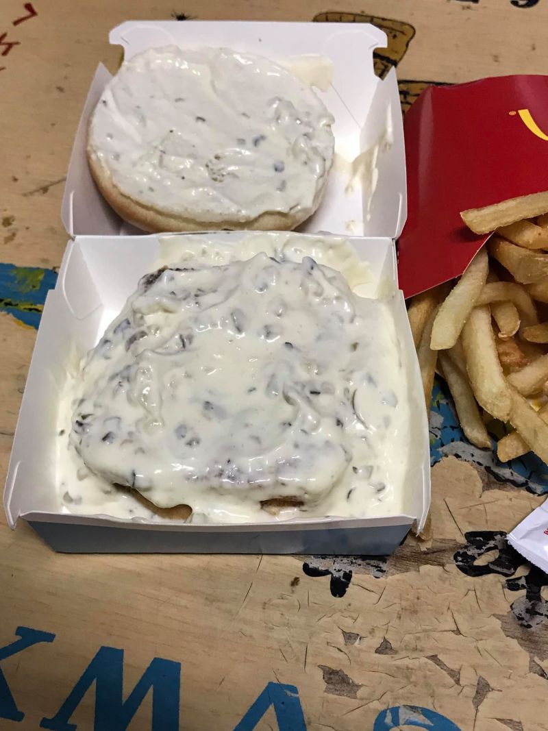 ▲女店員加的醬料多到快滿出來,讓老饕們看了相當羨慕。(圖/翻攝自《爆廢公社公開版》)