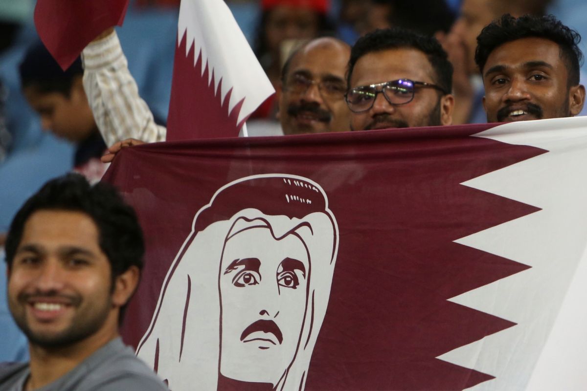 ▲塔利班組織接管阿富汗引發危機，各國政界領袖紛紛湧進卡達首都杜哈，一些國家已把駐阿富汗喀布爾使館遷往卡達，國際社會普遍讚賞卡達在喀布爾機場撤僑行動中扮演關鍵角色。圖為卡達國旗。（圖／美聯社／達志影像）