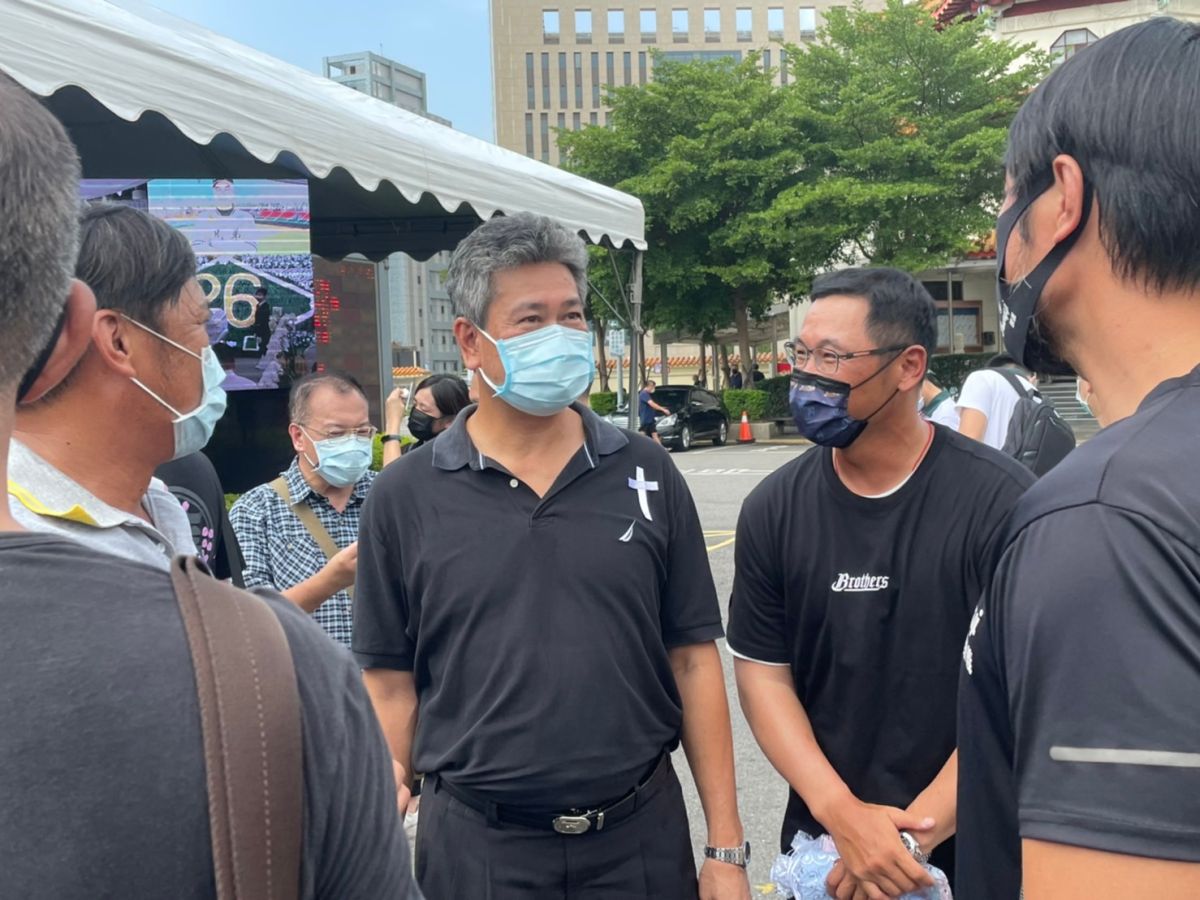 ▲陳義信參加王光輝追思會。（圖／吳政紘攝）