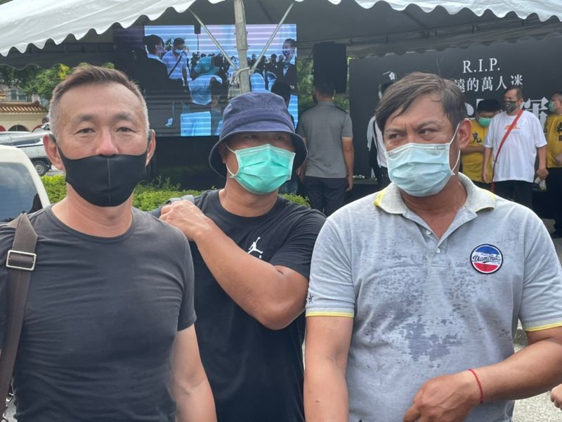 ▲陳冠任、前兄弟防護員衣思訓等參加王光輝追思會。(圖/吳政紘攝)