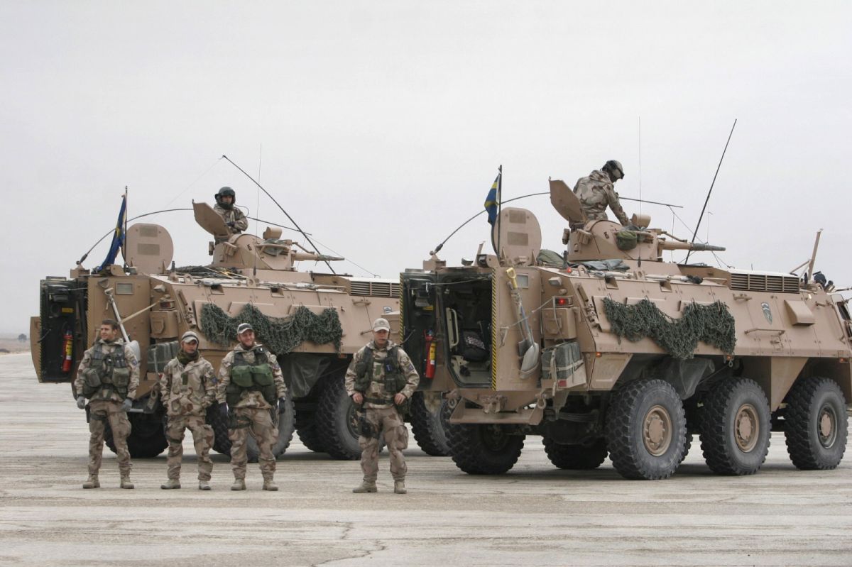 ▲至今仍有千名想離開阿富汗北部大城馬薩里沙利夫（Mazar-i-Sharif）國際機場的群眾，仍滯留當地。圖為北約軍隊於馬薩里沙利夫機場的資料照。（圖／美聯社／達志影像）