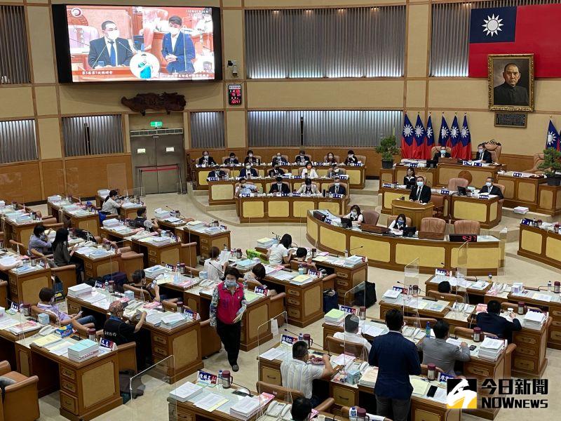 ▲新北市議員廖宜琨今日質詢侯友宜有關兵推演練、校園防疫、新北幼兒園老師染疫、篩檢、施打疫苗、線上教學等相關的議題。(圖/記者陳志仁攝,2021.09.06)