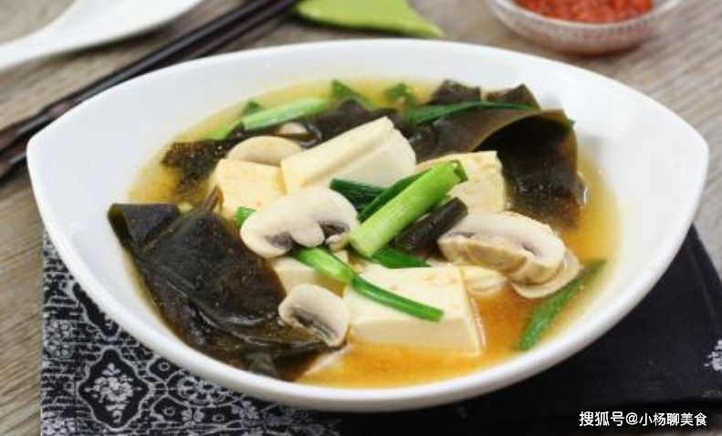 ▲煮豆腐加入「海帶」和「蘑菇」熬煮,吃起來竟比雞湯還要鮮美。
