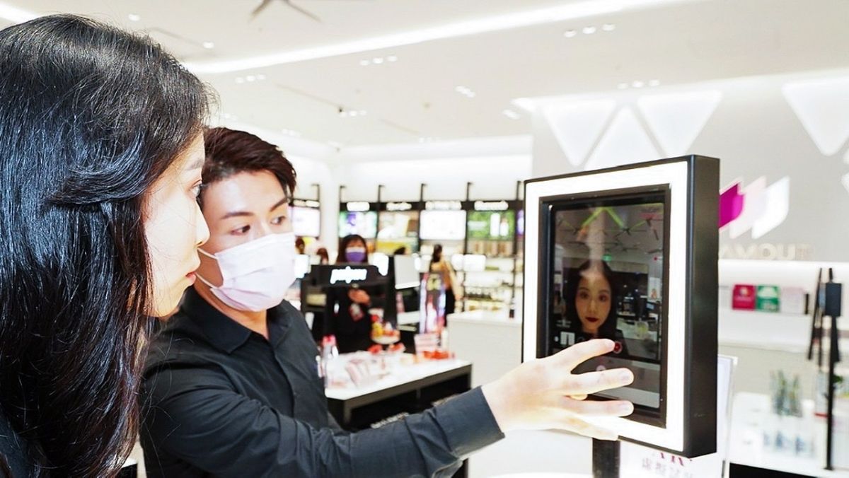 ▲「iGLAMOUR愛．迷人」店內設置「玩美Play Station」提供開放式試妝台、AR試妝機等。（圖／義大世界購物廣場提供）