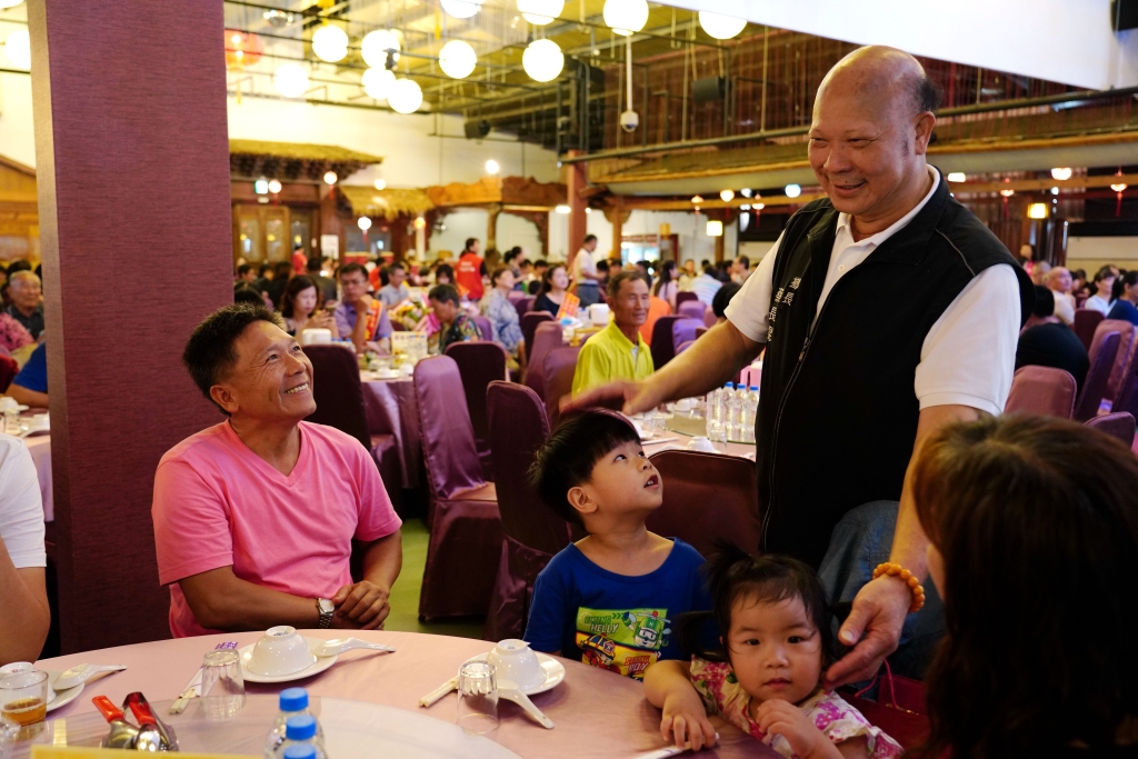 ▲雲林縣麥寮鄉長蔡長昆（圖右立者）6日宣布全鄉普發新台幣3000元「振興金」。（圖／翻攝自麥寮鄉公所官網）