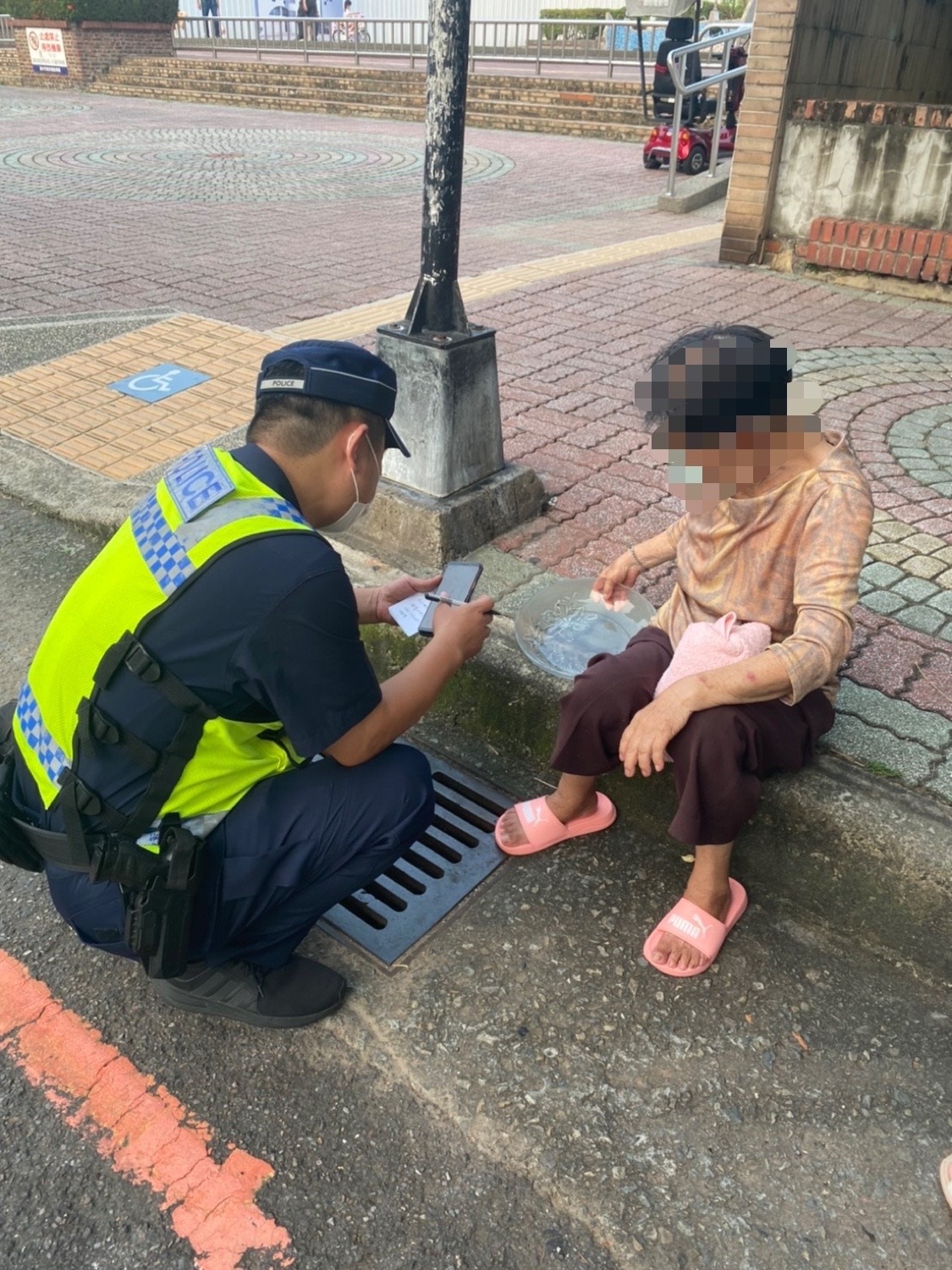 ▲阿嬤找不到回家的路，體力透支坐在路邊(圖/記者力軍翻攝)