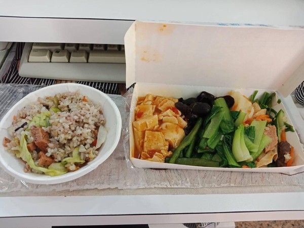 ▲有網友日前發現一間超佛素食自助餐店家，超多樣菜外加1碗飯「只賣30元」（圖／翻攝爆廢公社）