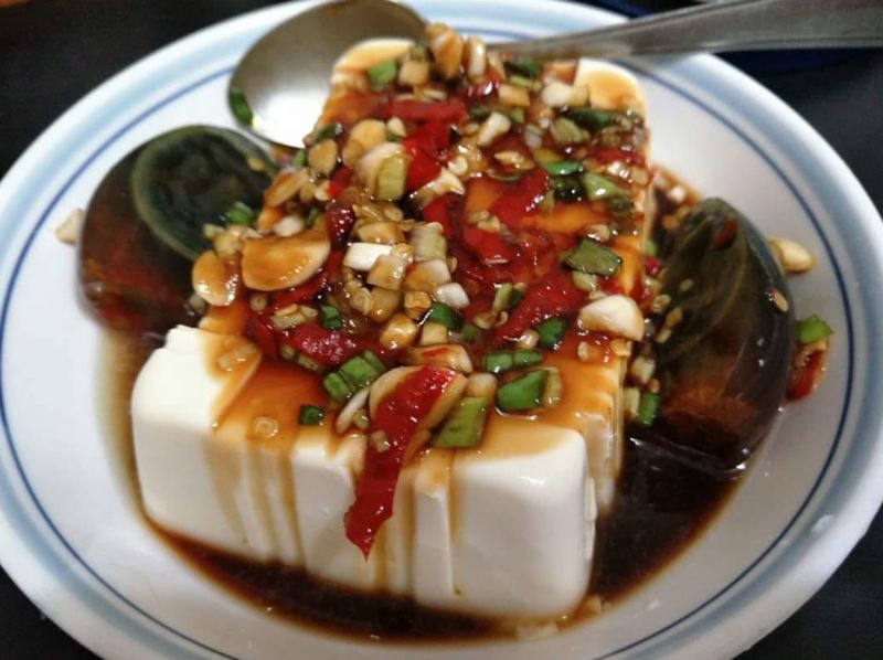 ▲有網友好奇皮蛋豆腐怎做才美味？對此，也有一名媽媽分享「神醬料」的製作秘訣。（圖／翻攝自《家常菜》）