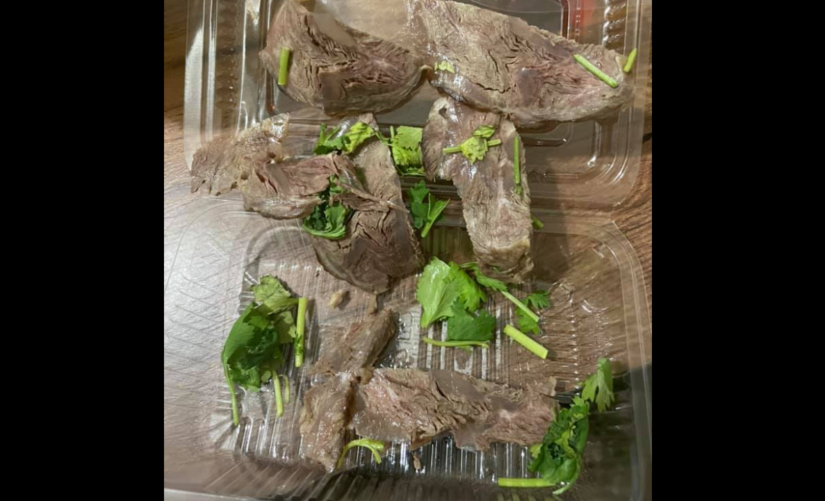 ▲有位女網友點了份70元的香菜牛肉，拿到手後覺得份量不多。（圖／翻攝《爆廢公社二館》）