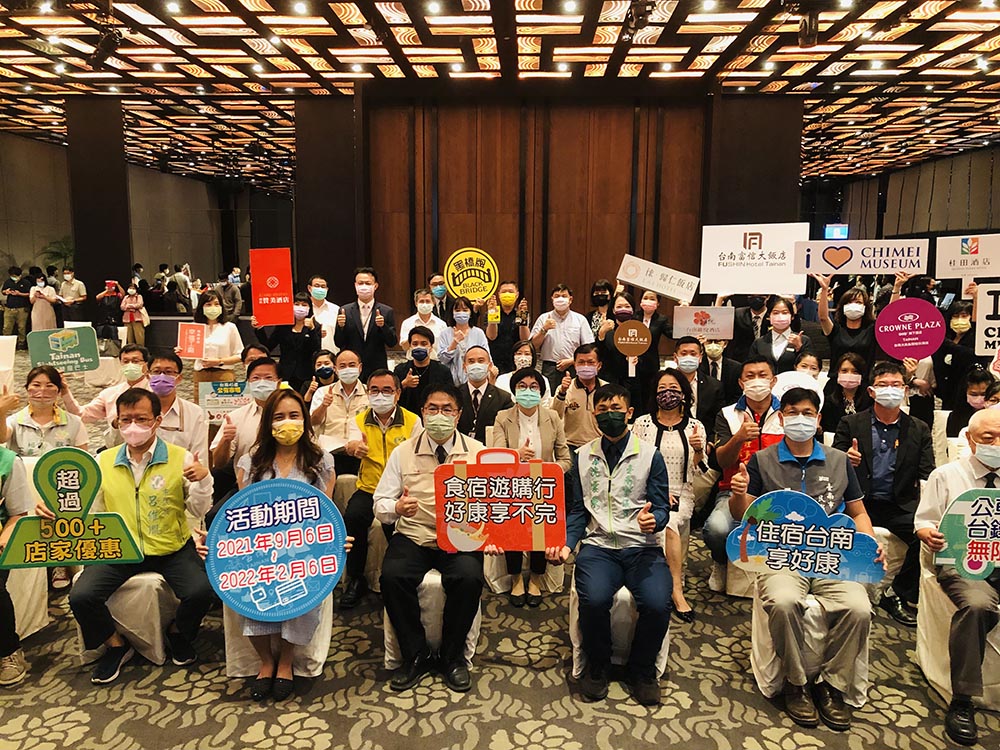 ▲台南市長黃偉哲與好康券業者一起出席今日發佈活動（圖／記者林怡孜攝，2021,09,06）