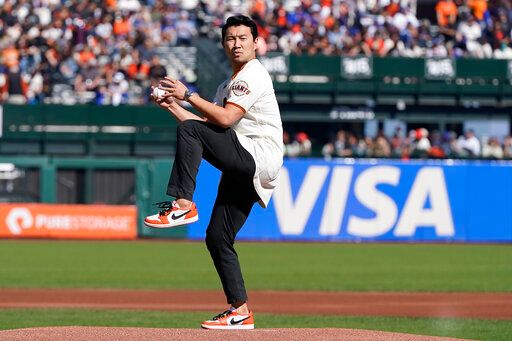 ▲《尚氣》男主角劉思慕為巨人隊開球。（（圖／美聯社／達志影像）