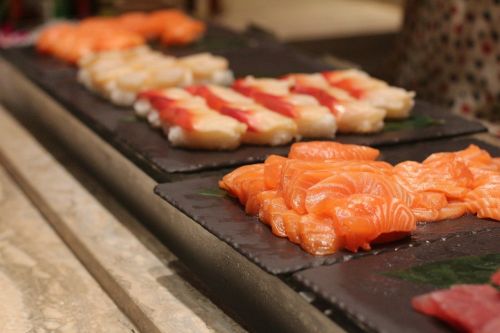 生魚片 ▲原PO日前吃buffet時,看見別的客人夾了一堆鮭魚生魚片,下秒卻「做1事」,讓一旁的廚師也傻眼。(示意圖/翻攝pixabay)