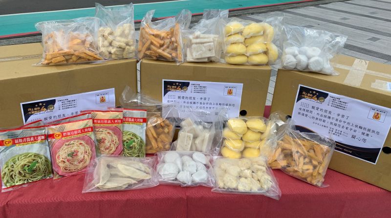 ▲中市向上扶輪社捐贈的愛心食物箱,裝滿日常生活物資。(圖/社會局提供)