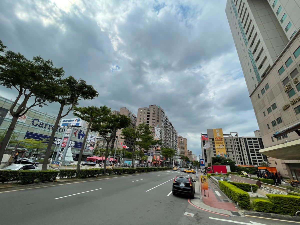 ▲桃園中正藝文特區外圍的經國路，近醫院又有量販賣場，很受銀髮族青睞。（圖／NOWnews資料照片）