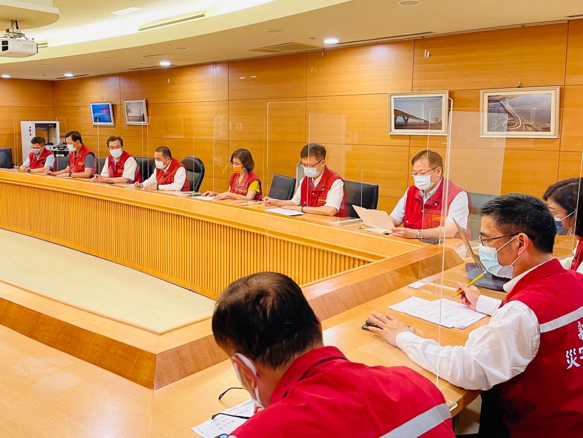 ▲新北市板橋區某國小附幼今（6）日晚間又傳出1名幼兒染疫，新北市政府晚間緊急舉行高層的應變會議。（圖／新北市政府提供）