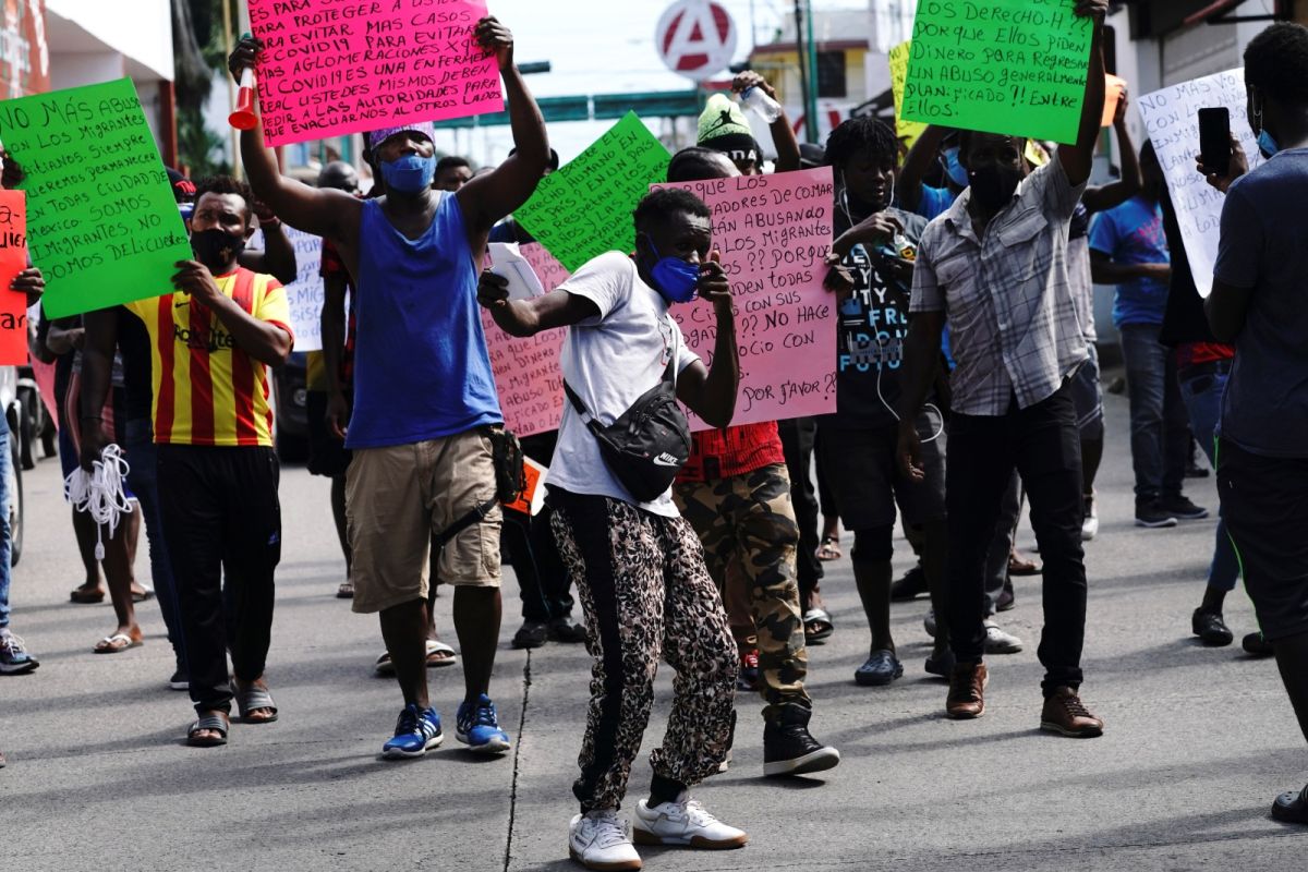 ▲墨西哥警方5日驅散近400名主要為中美洲移民組成、且企圖走到美國邊境的步行隊伍。圖為隊伍中的海地人士。（圖／美聯社／達志影像）