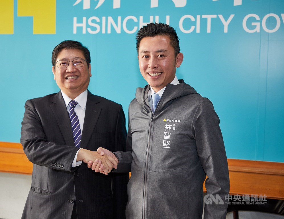 ▲新竹市長林智堅（右）提出「大新竹」縣市合併議題。左為新竹縣長楊文科。（圖/中央社）