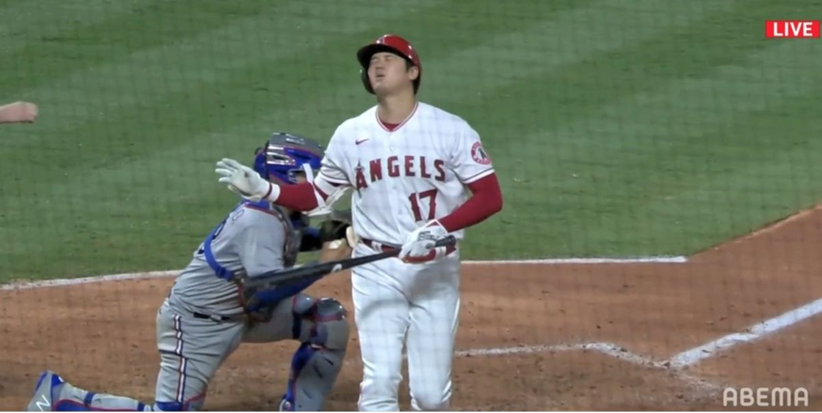 ▲大谷翔平被三振後表情無奈。（取自ABEMATV)