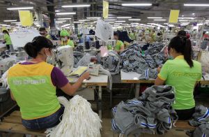 越南工廠 越南製造 ▲越南做為「世界工廠」之一,許多國際服飾業品牌都前往當地設廠。(圖/美聯社/達志影像)