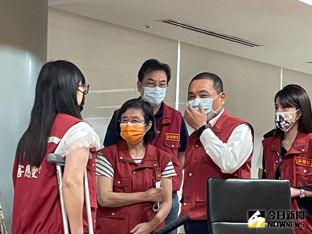 ▲新北市長侯友宜今（7）日受訪前，與相關幕僚研議板橋某幼兒園群聚感染案的後續處理情形。（圖／記者陳志仁攝，2021.09.07）