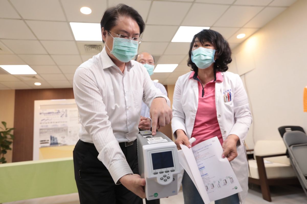 ▲基隆市長林右昌說，為提高校園的安全，已要求市立醫院成立校園快檢機制，利用移動式的PCR篩檢機器，最快在20分鐘內可得知結果。（圖／基隆市政府提供）