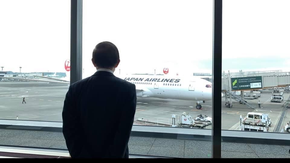 ▲駐日代表謝長廷7日上午親送日本捐贈的第4波疫苗登機。（圖／翻攝自謝長廷臉書專頁）