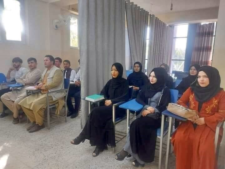 ▲塔利班政府的新任高等教育部長今天表示，阿富汗女性只要能跟男性分開學習，就能獲准上大學。圖為塔利班掌權後的第一個開學日。（圖／翻攝自MohsinAmin_推特）