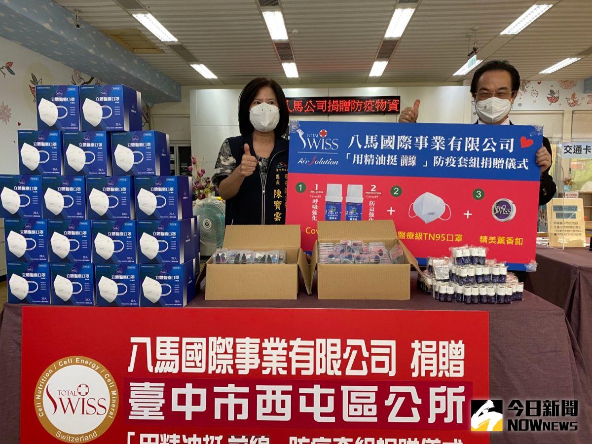 ▲八馬國際事業創辦人王文欽親赴中市西屯區公所，捐贈大批防疫物資。（圖／記者金武鳳攝，2021.9.7)