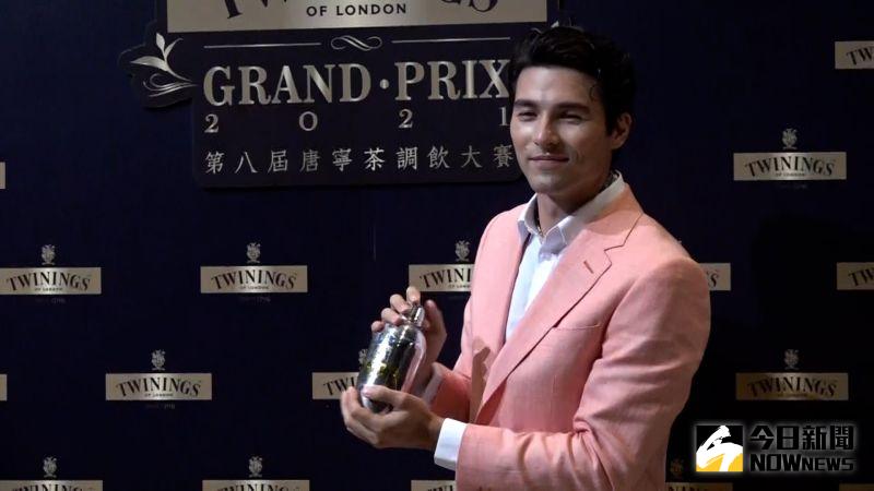 ▲▼鳳小岳出席茶飲活動,心情看起來不錯。(圖/記者朱永強攝)