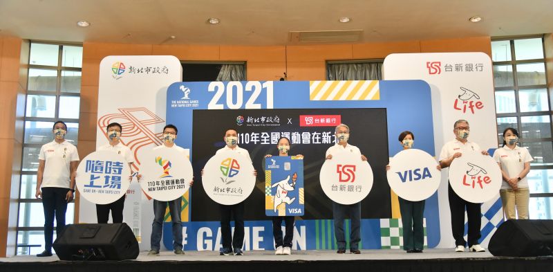 ▲新北市長侯友宜(左四)今日與台新金控董事長吳東亮(右四)攜手為「全運會主題金融卡」開卡。(圖/新北市政府體育處提供)