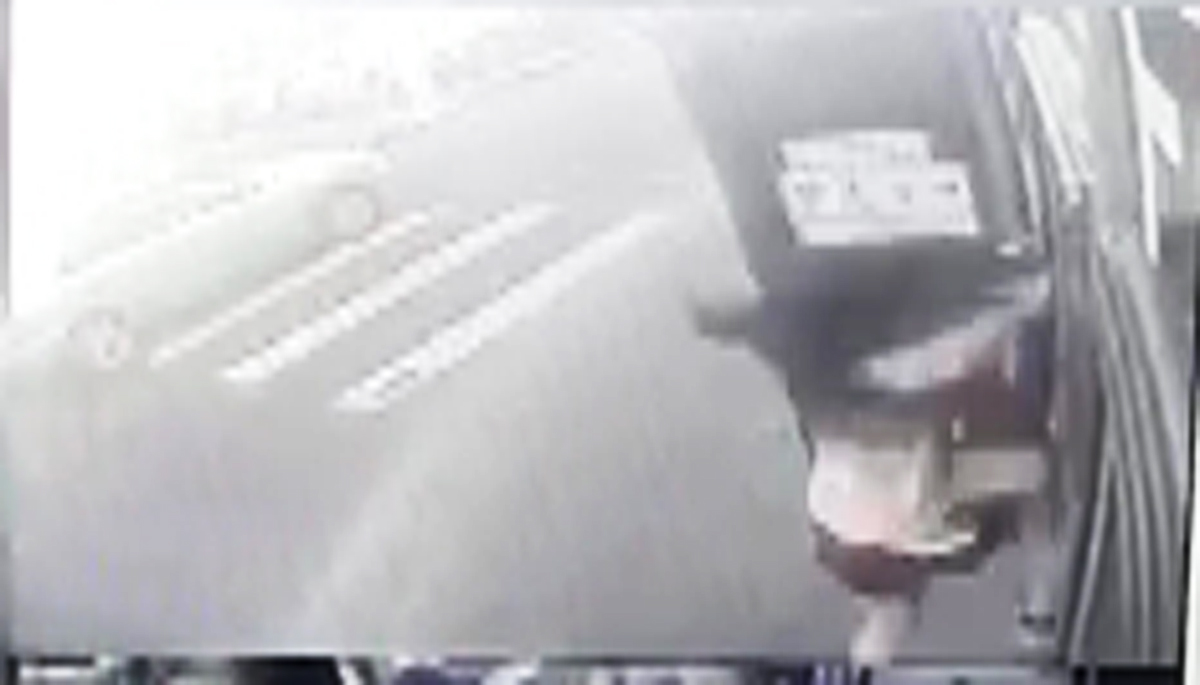 ▲桃園客運學生專車安全門不知何故突然打開，女學生被拋出車外。（圖／記者李春台翻攝）