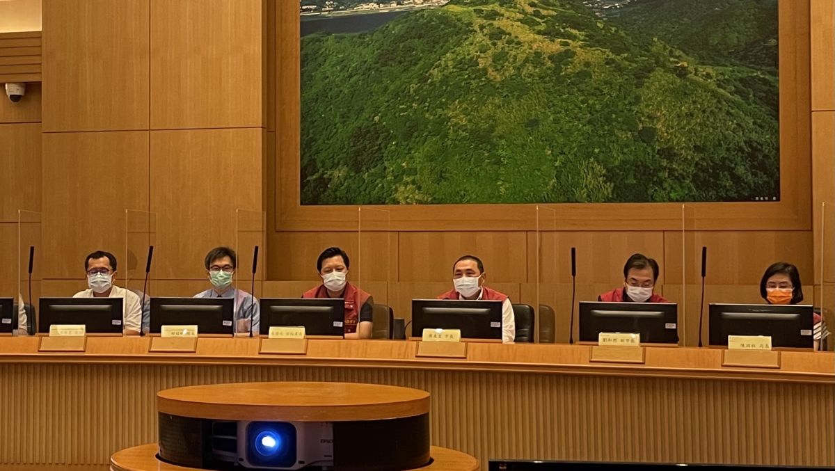 ▲新北市長侯友宜今（7）日邀集18家急救責任醫院的院長或代表，召開急救責任醫院防疫應變會議。（圖／新北市政府衛生局提供）