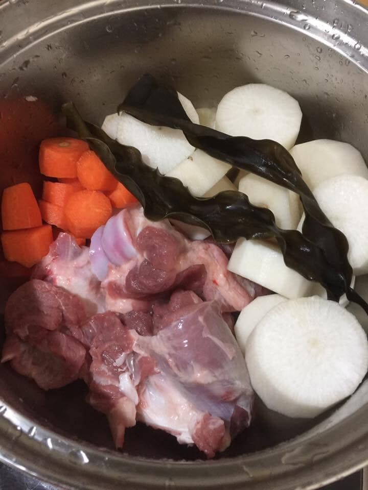 ▲女網友將五花肉和昆布一起和蘿蔔湯熬煮。（圖／翻攝廚藝公社臉書）