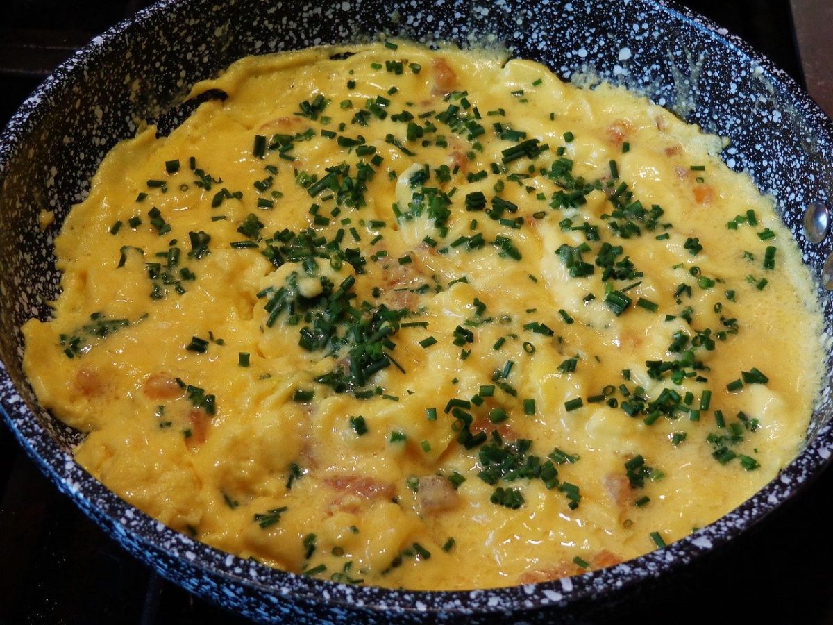 ▲雞蛋的料理方式有百百種，因此經常出現在餐桌上，其中蔥蛋更是經典的家庭料理。（示意圖／取自pixabay）