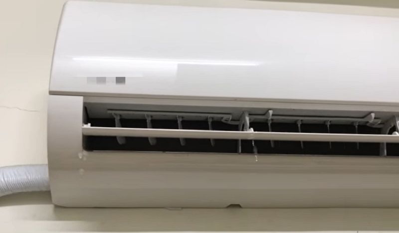 ▲一名女網友表示,她家的冷氣吹到半夜突然瘋狂漏水,且不是用滴的,而是像水流一樣!讓她不知如何是好。(圖/翻攝自臉書社團「爆系知識家」)