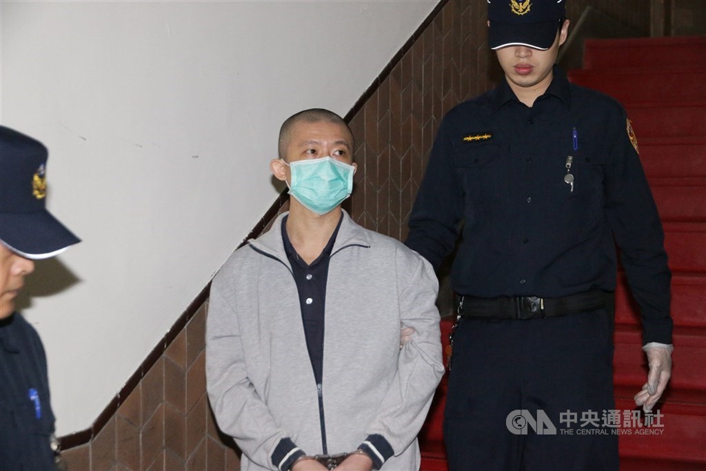 ▲華山草原分屍案凶嫌陳伯謙（中）一審判死，二審改判無期徒刑遭撤銷發回，高院更一審8日判處無期徒刑，可上訴。（圖/中央社）