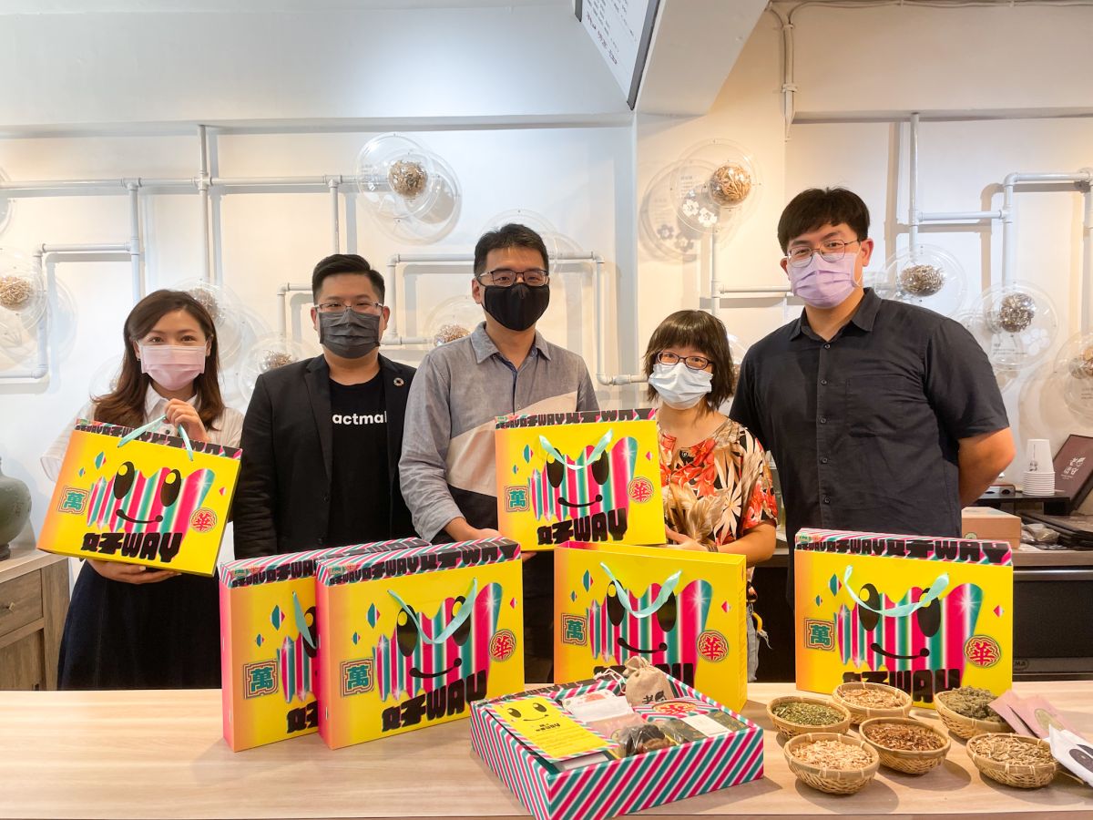 ▲萬華在地團體推「萬華好Way」公益振興禮盒，集結8間在地特色店家讓你一次帶回萬華好味道！(圖/品牌提供)