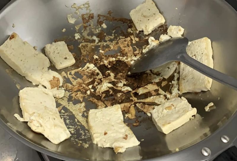 ▲網友分享煎豆腐時,明明就有熱鍋,但卻還是沾得一塌糊塗,甚至豆腐破碎焦黑。(圖/家常菜)