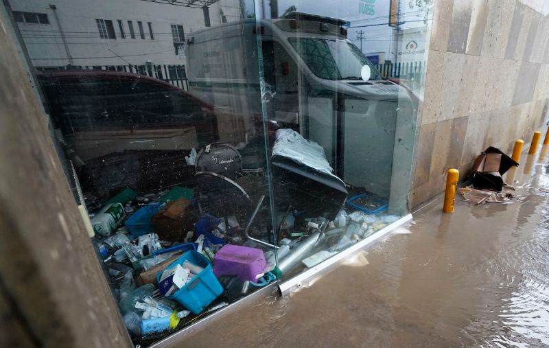 ▲墨西哥當局今天表示，墨西哥中部大雨滂沱引發洪患，停電導致一家醫院氧氣供應中斷，至少17名患者喪命。（圖／美聯社／達志影像）
