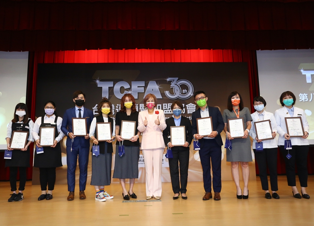 ▲由TCFA理事長賴淑芬(中)頒發服務天使獎給歐德傢俱吳珈玉(右五)、優渥實木林聖倫(右四)。（圖／資料照片）