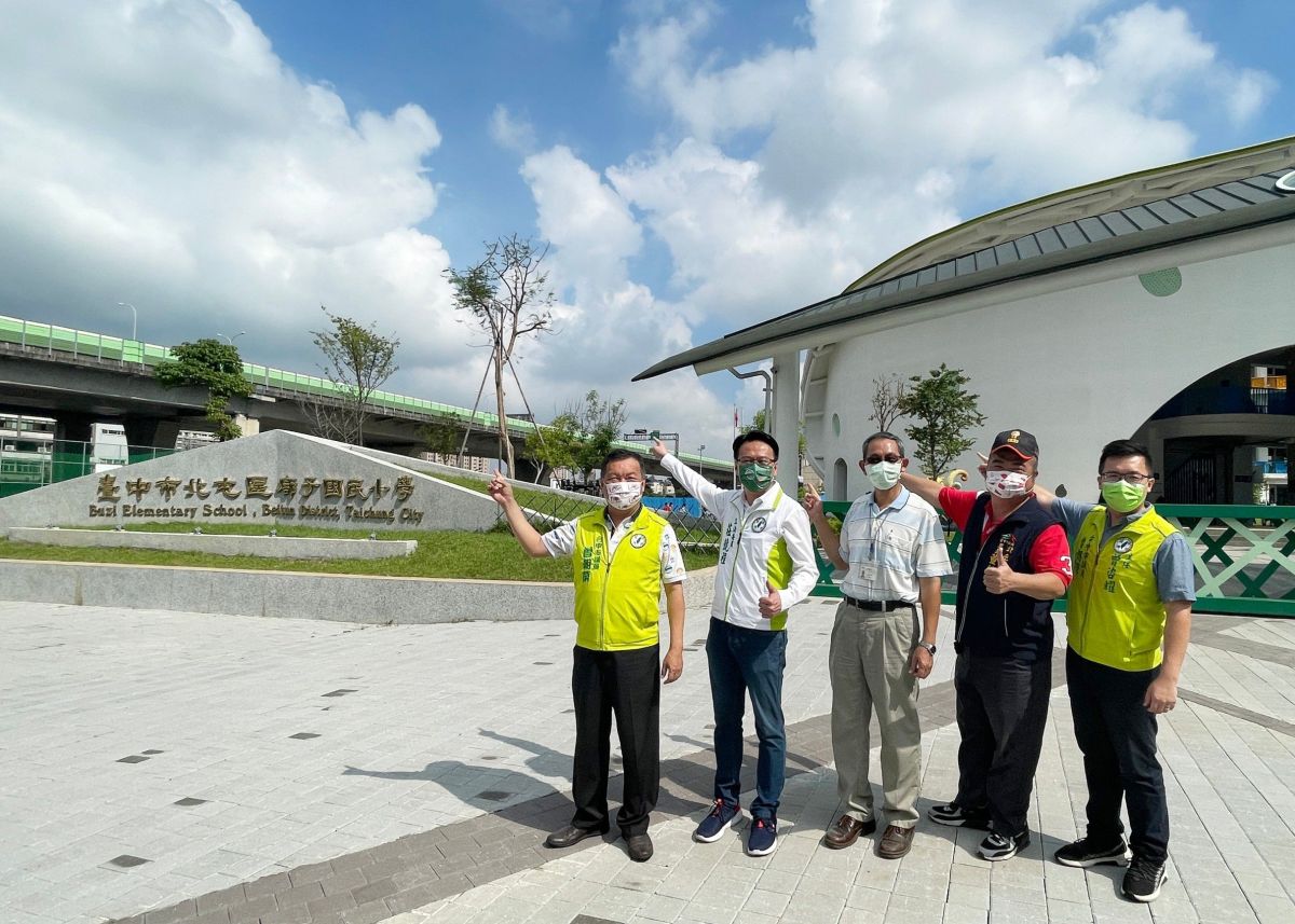 ▲中市北廍子國小緊鄰快速道路，長期車輛呼嘯噪音，立委莊競程、議員曾朝榮爭取，公路總局同意增設隔音牆，將於9月13日前完成。(圖／莊競程服務處提2021.9.8)