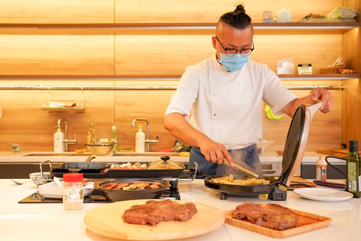 ▲家樂福推出各式電烤盤以及不同風味的烤肉醬。（圖／業者提供）