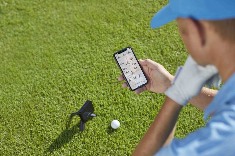 ▲ Garmin「Approach R10雷達高爾夫訓練儀」精準量化揮桿表現，使用者可下載Garmin Golf App連線配對，即時顯示多項擊球數據。（圖／官方提供）