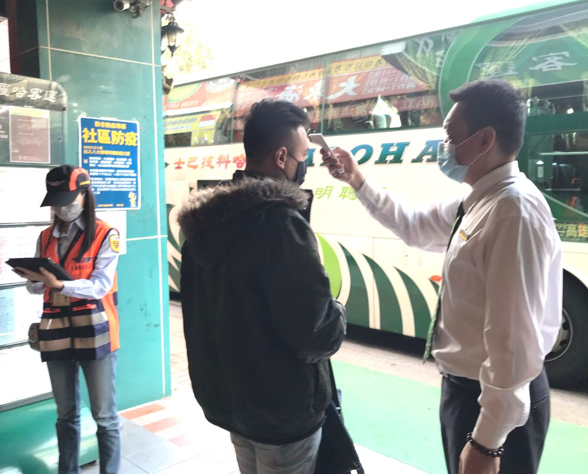 ▲交通部公路總局高雄市區監理所督促國道客運場站落實防疫措施。(圖／記者黃守作攝，2021.09.08) 