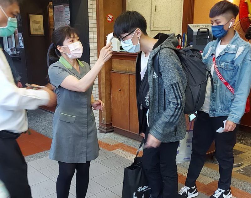 ▲國道客運場站落實防疫措施,為乘客量測額溫。(圖/記者黃守作攝,2021.09.08)