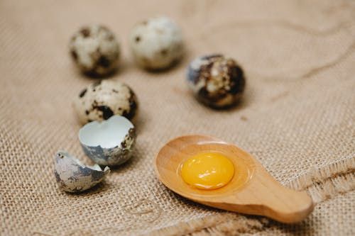 ▲大陸有網友意外發現，鵪鶉蛋上的斑點竟可以擦掉，讓她看了相當驚訝。（示意圖／翻攝自《pexels》 ）