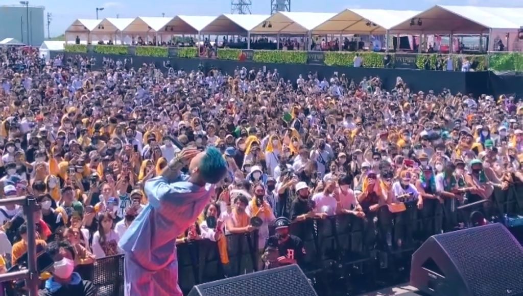 ▲日本愛知音樂季不甩防疫規定，讓上萬人未保持社交距離、脫下口罩狂歡。（圖／翻攝自@9SPVGpLSewnEcJo推特）