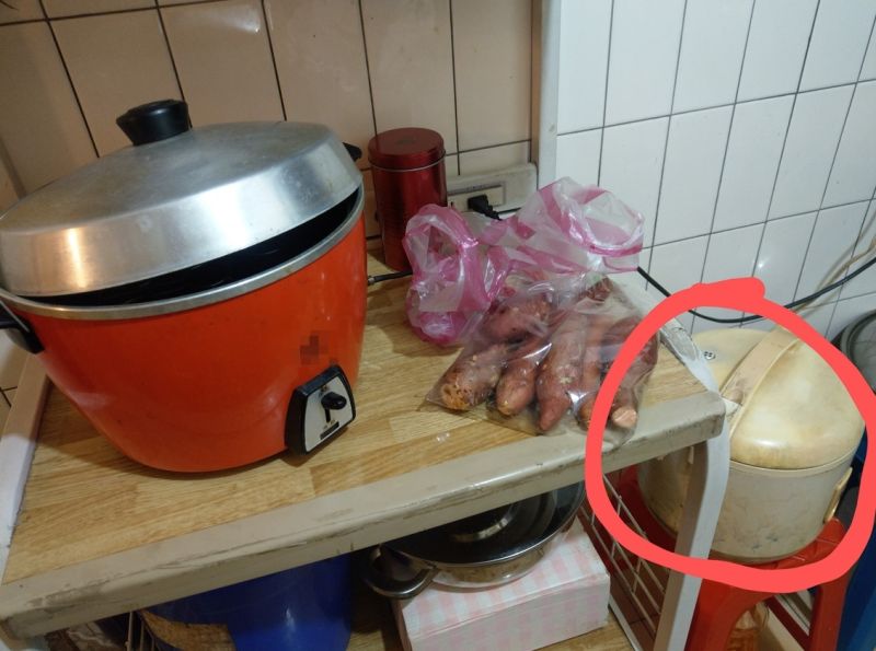 ▲網友在電子鍋外鍋加水,導致水從機器裡流了出來。(圖/翻攝爆怨2公社臉書)