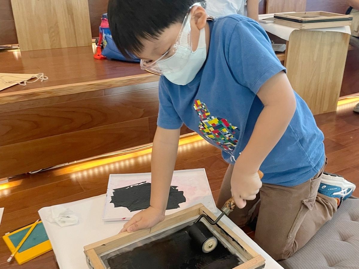 ▲「油墨印刷機體驗工作坊」可以親自體驗傳統油墨印刷的獨特與樂趣。（圖／高市圖提供）